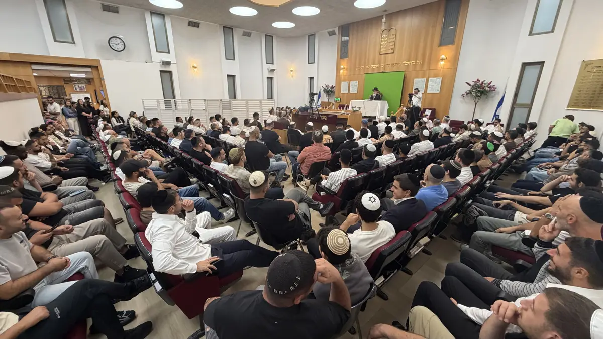 הקהל מאזין לשיעור של הרב זמיר כהן